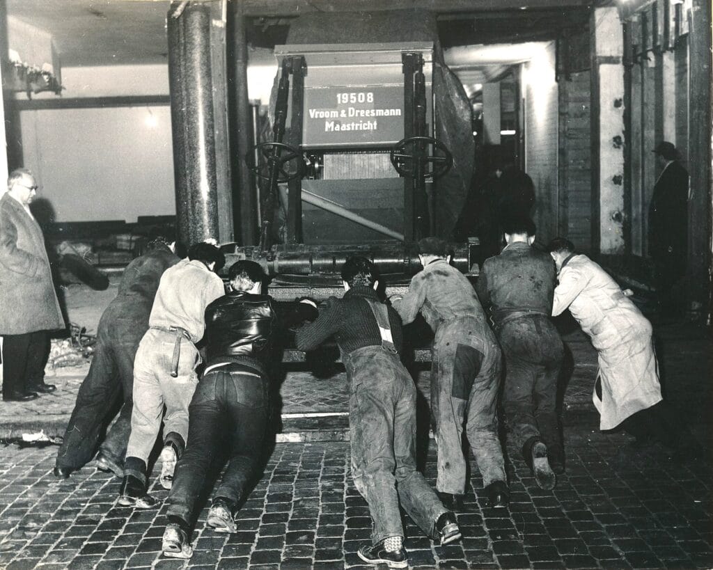 BIJZONDER WERK TEAM IN ACTIE (Freight Handling, 1938 (1930–1945), 65% Accuracy)